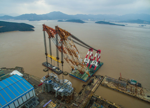 1月12日，发电机组的总成平台在码头准备就绪，即将由吊装船吊装下海。